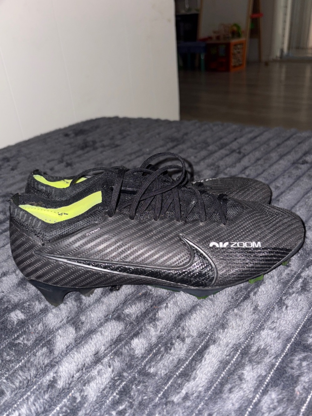 NIKE Air ZoomMERCURIAL VAPOR XV Men's Black Soccer Cleats with Neon Green Lining